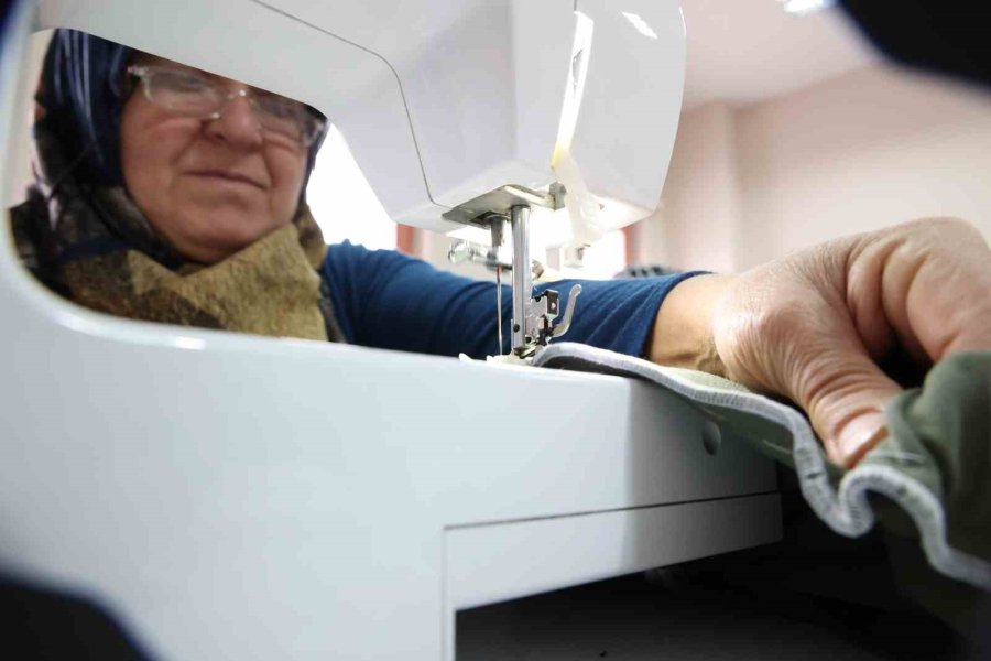 Elmalı Atasem Dikiş Atölyesinde Kadınlar Üreterek Kazanıyor