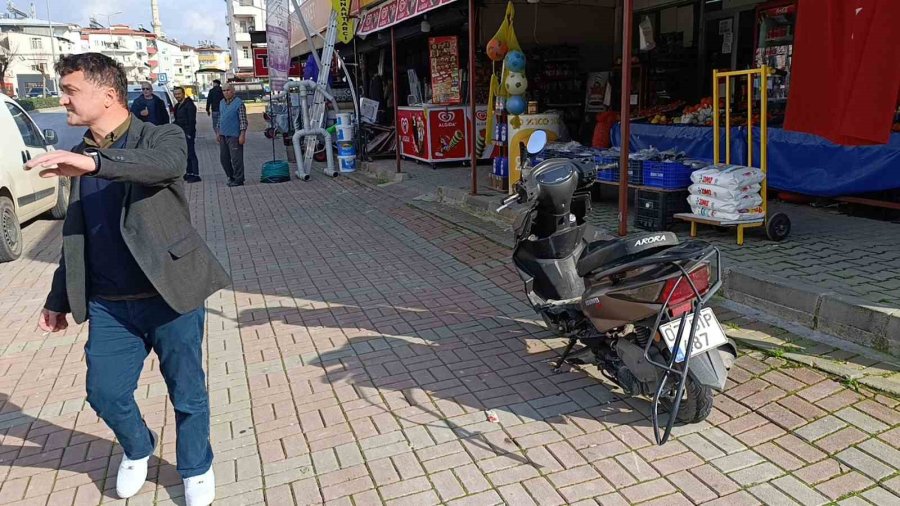 Aniden Dönen Otomobille Çarpışan Motosiklet Sürücüsü Ölümle Burun Buruna Geldi