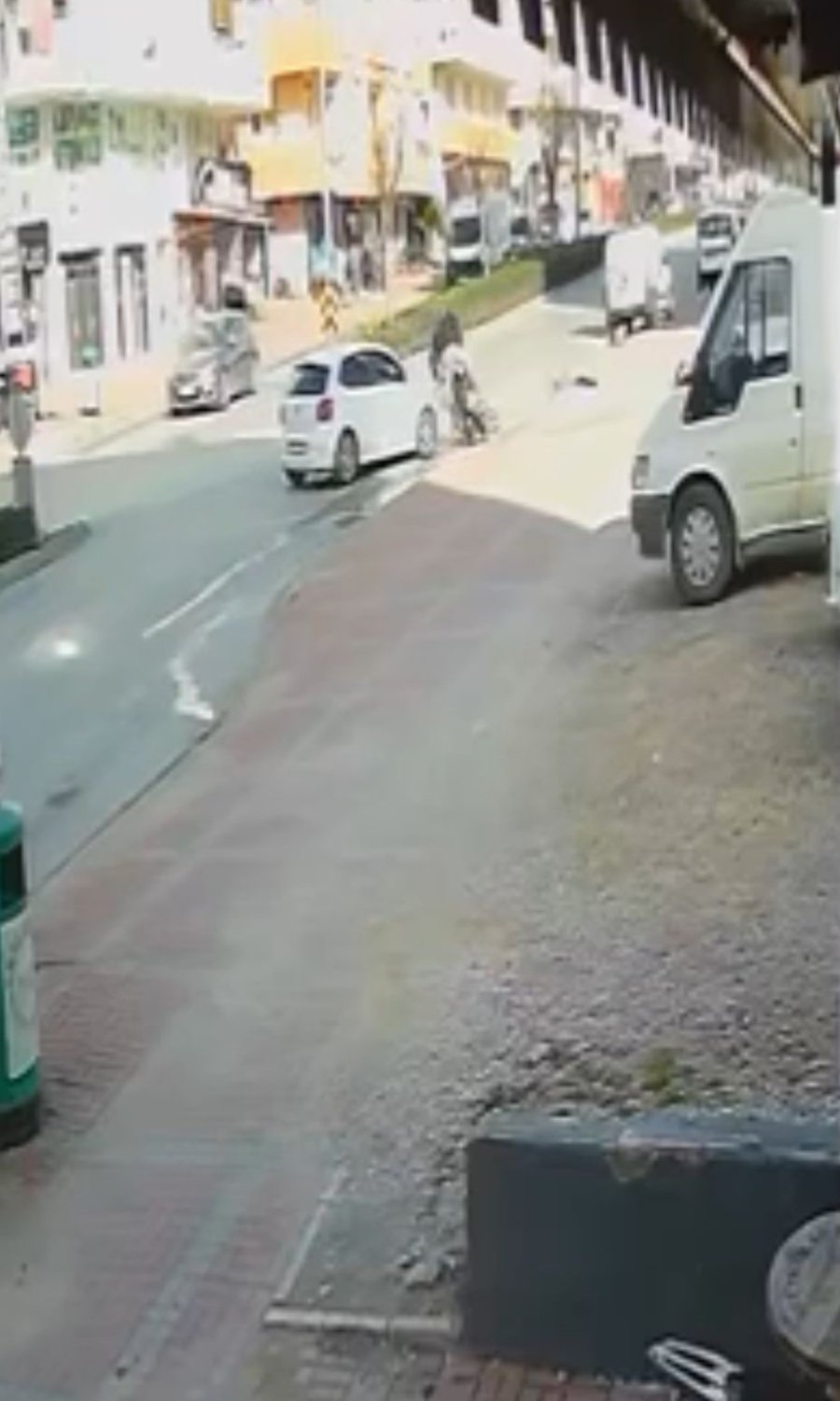 Aniden Dönen Otomobille Çarpışan Motosiklet Sürücüsü Ölümle Burun Buruna Geldi