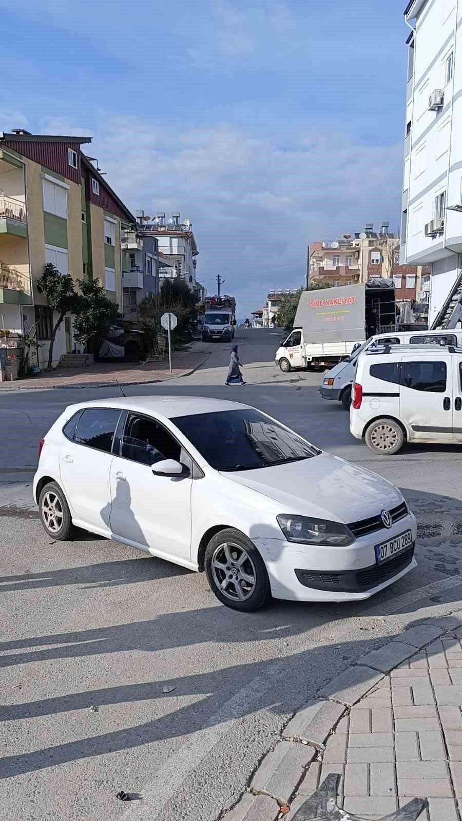 Aniden Dönen Otomobille Çarpışan Motosiklet Sürücüsü Ölümle Burun Buruna Geldi
