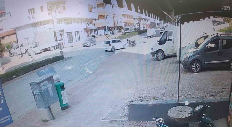 Aniden Dönen Otomobille Çarpışan Motosiklet Sürücüsü Ölümle Burun Buruna Geldi