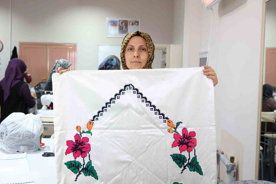 Elmalı Atasem Dikiş Atölyesinde Kadınlar Üreterek Kazanıyor