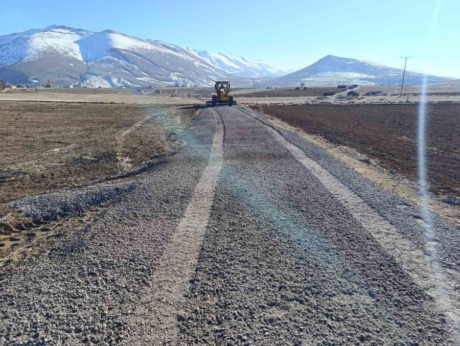 Büyükşehir, Kırsalda Çamurlu Ve Bozuk Yol Bırakmıyor