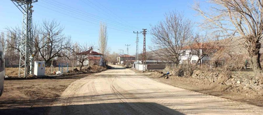 Büyükşehir, Kırsalda Çamurlu Ve Bozuk Yol Bırakmıyor