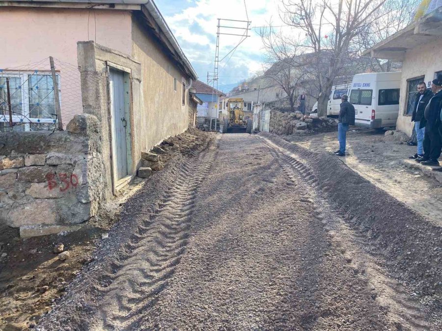 Büyükşehir, Kırsalda Çamurlu Ve Bozuk Yol Bırakmıyor