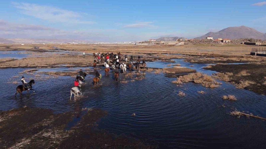 Yılkı Atları Diyarı Hürmetçi’de Atlı Safari