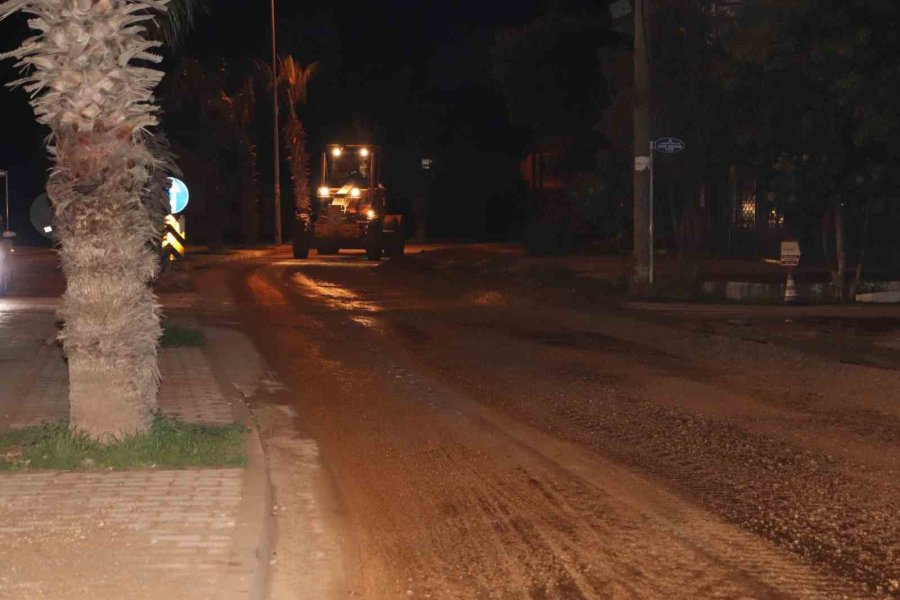 Kepez Belediyesi’nde Yol Bakım Onarımı İçin Gece Mesaisi