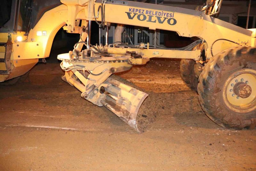 Kepez Belediyesi’nde Yol Bakım Onarımı İçin Gece Mesaisi