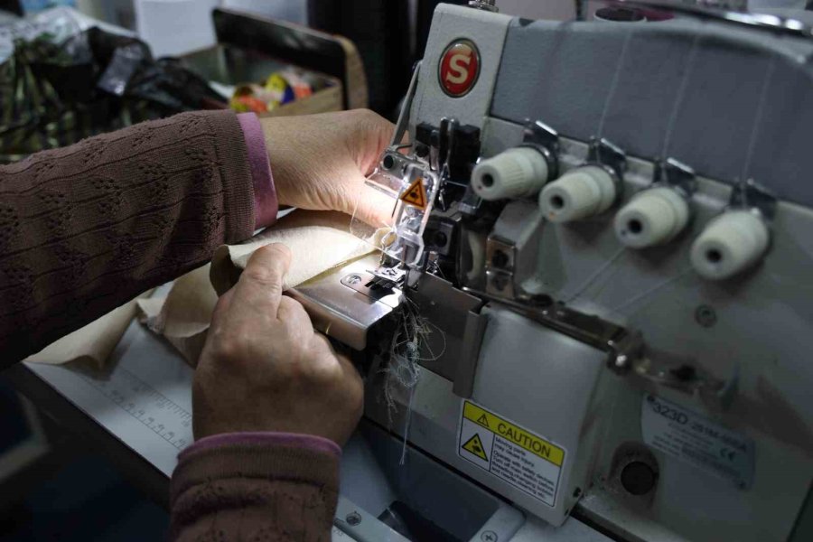 Elmalı Atasem Dikiş Atölyesinde Kadınlar Üreterek Kazanıyor