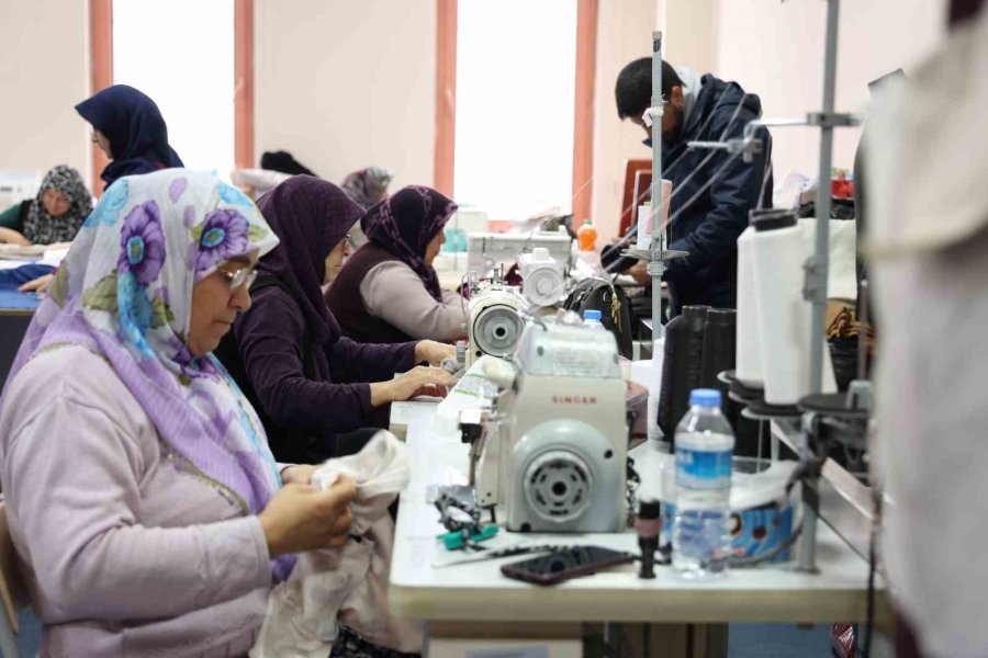 Elmalı Atasem Dikiş Atölyesinde Kadınlar Üreterek Kazanıyor