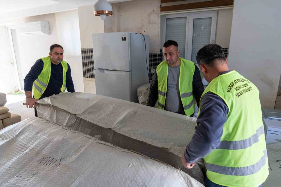Manavgat Belediyesi’nden Selden Etkilenen Vatandaşlara Mobilya Ve Beyaz Eşya Yardımı