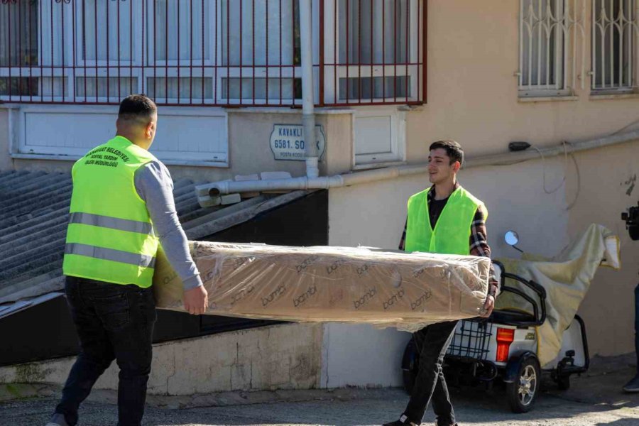 Manavgat Belediyesi’nden Selden Etkilenen Vatandaşlara Mobilya Ve Beyaz Eşya Yardımı