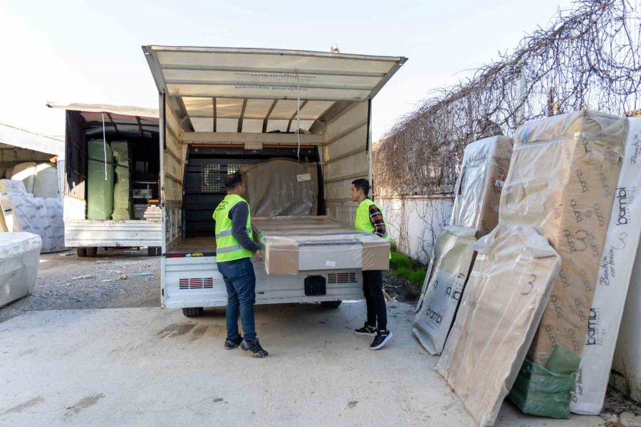 Manavgat Belediyesi’nden Selden Etkilenen Vatandaşlara Mobilya Ve Beyaz Eşya Yardımı