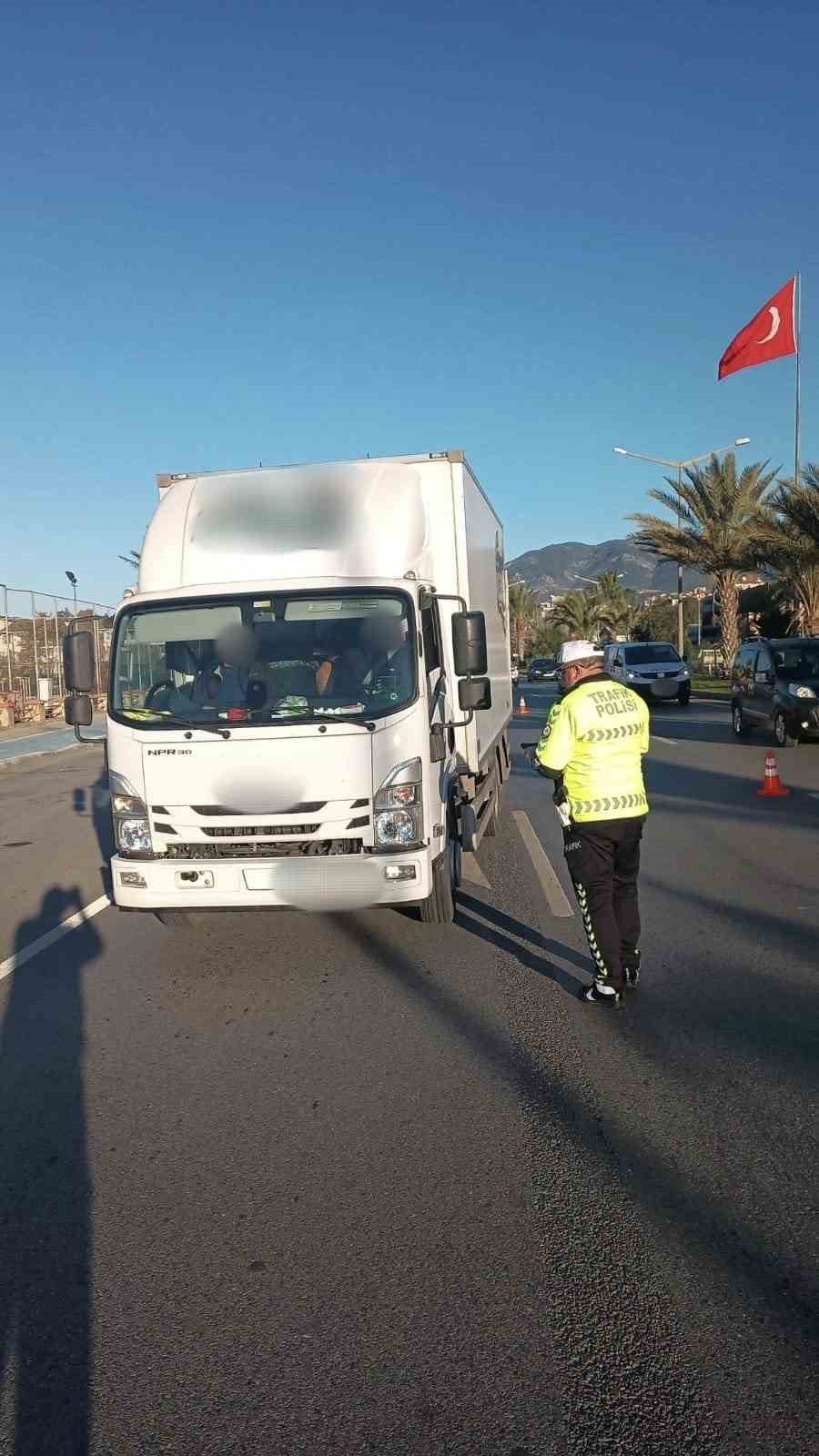 Antalya’da Son 1 Haftada 61 Bin Araç Denetlendi, 16 Bin Sürücüye Ceza Kesildi