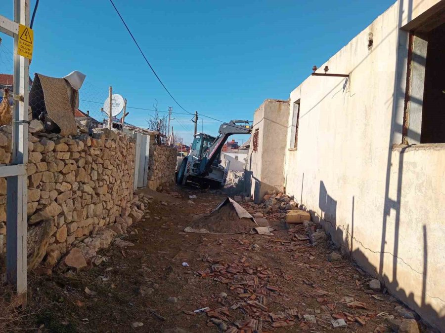 Bünyan’da Harabe Yapılar Yıkıldı
