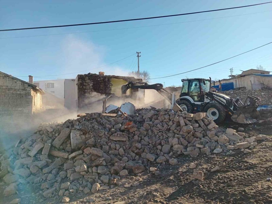 Bünyan’da Harabe Yapılar Yıkıldı