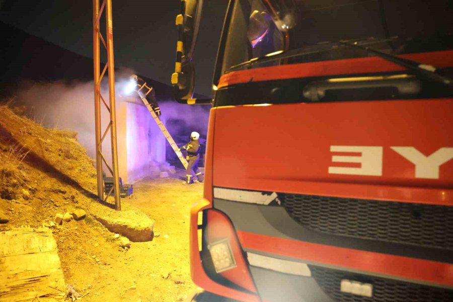 Yangında Bayılan Adama İtfaiye Erlerinden İlk Müdahale