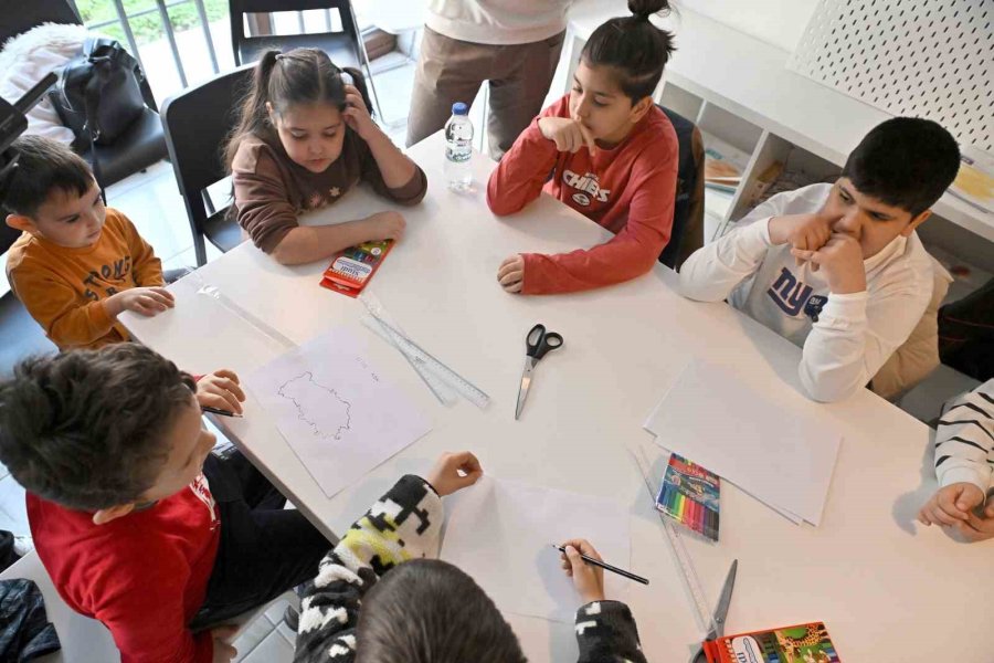 Muratpaşa Belediyesi’nin Felsefe Atölyesinde Çocuklar Hayallerini Keşfetti