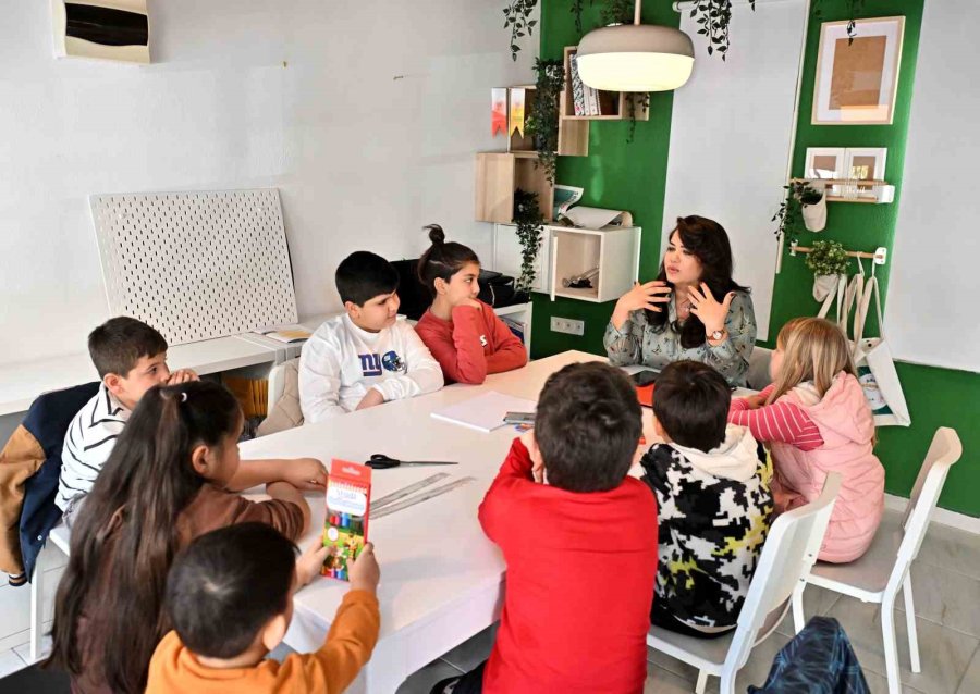 Muratpaşa Belediyesi’nin Felsefe Atölyesinde Çocuklar Hayallerini Keşfetti