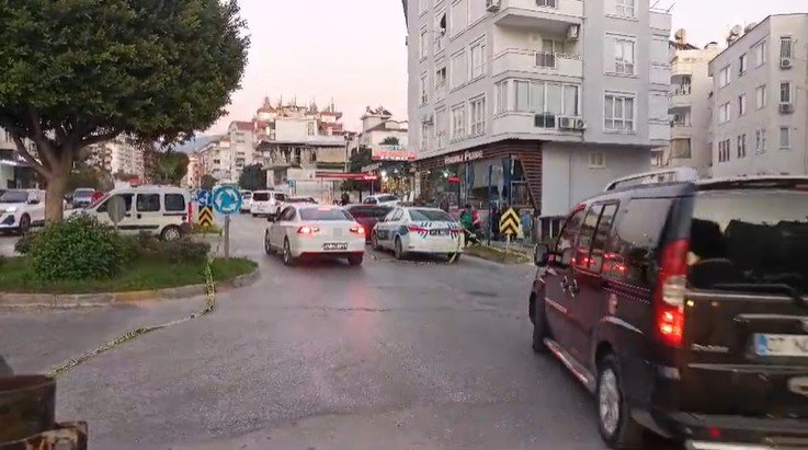 Evindeki Camları Kırdı, Kendisine Zarar Vermek İsterken Balkonda Yakalandı