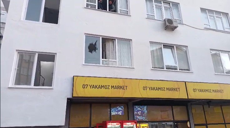 Evindeki Camları Kırdı, Kendisine Zarar Vermek İsterken Balkonda Yakalandı