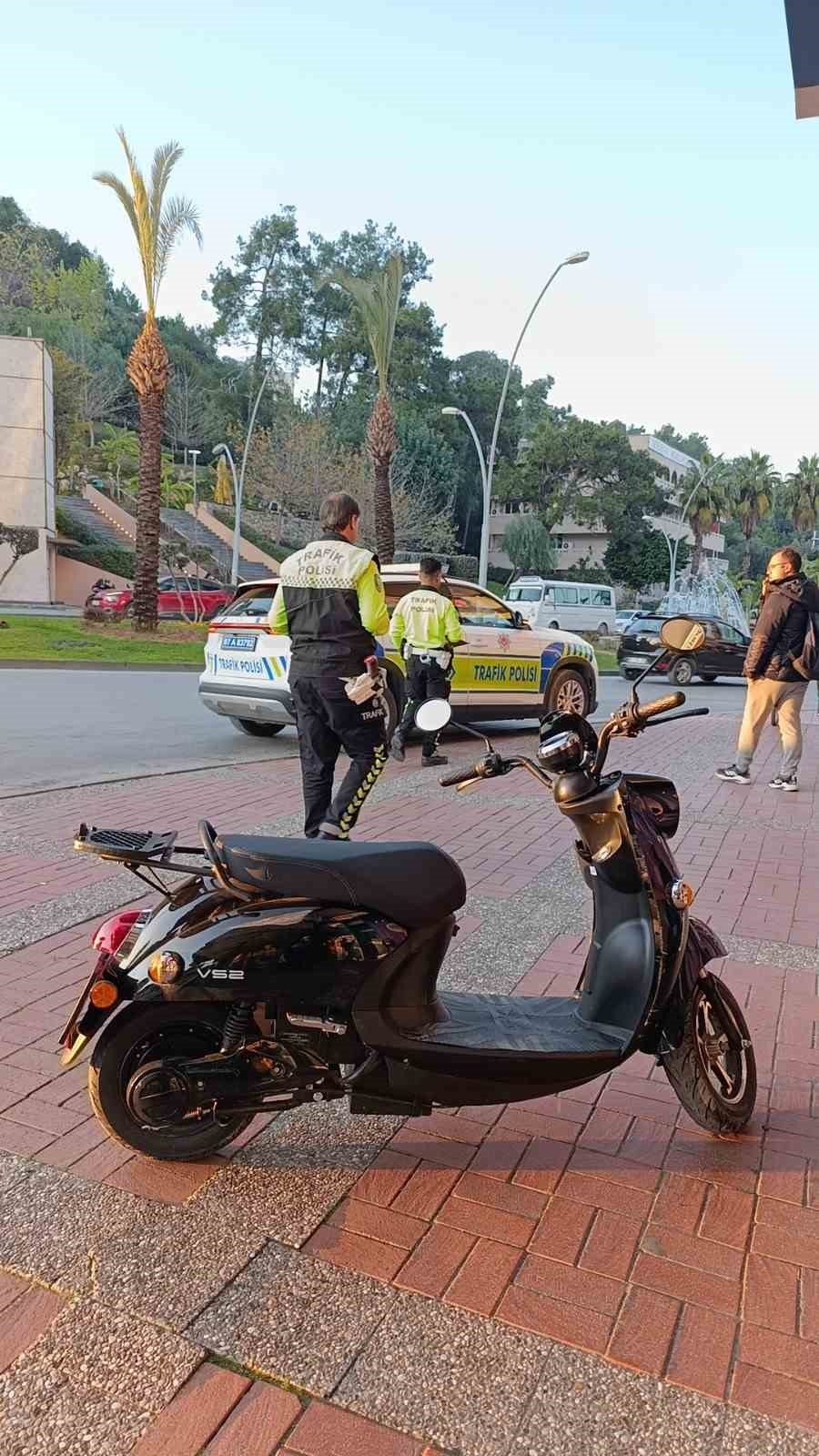 Devrilen Motorlu Bisikletteki 2 Kişi Yaralandı