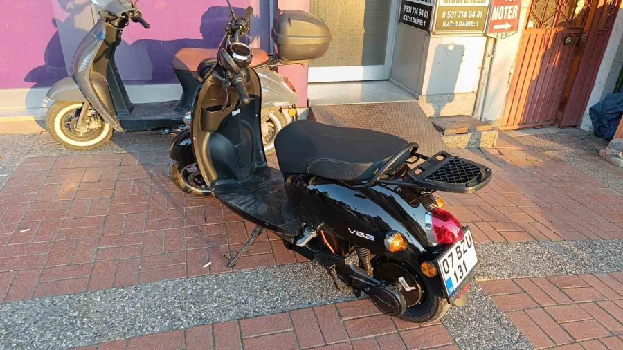 Devrilen Motorlu Bisikletteki 2 Kişi Yaralandı