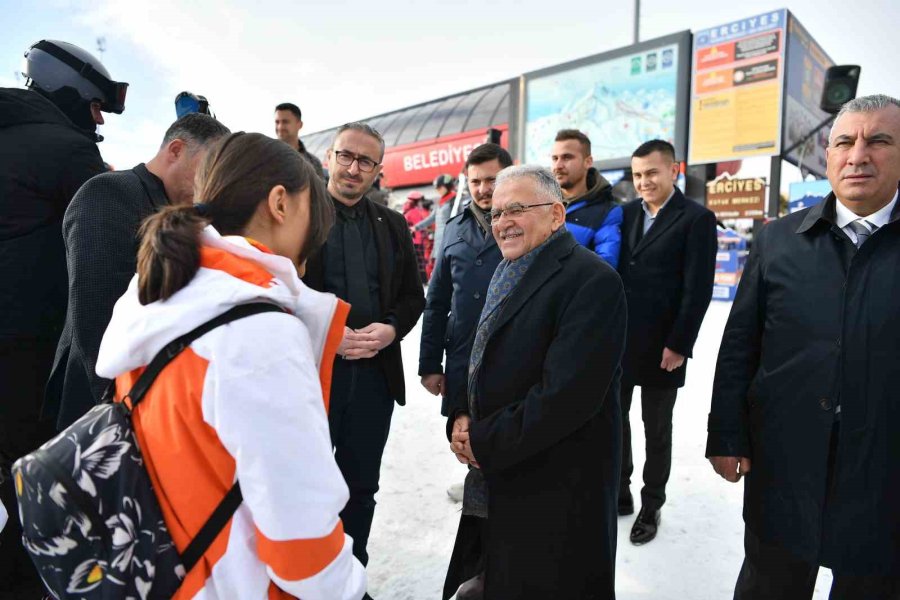 Başkan Büyükkılıç, Erciyes’te Kayak Tutkunlarıyla Buluştu