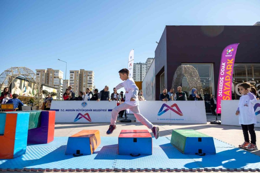 ’sporbüs’ Alışveriş Merkezinde Çocuklarla Buluştu