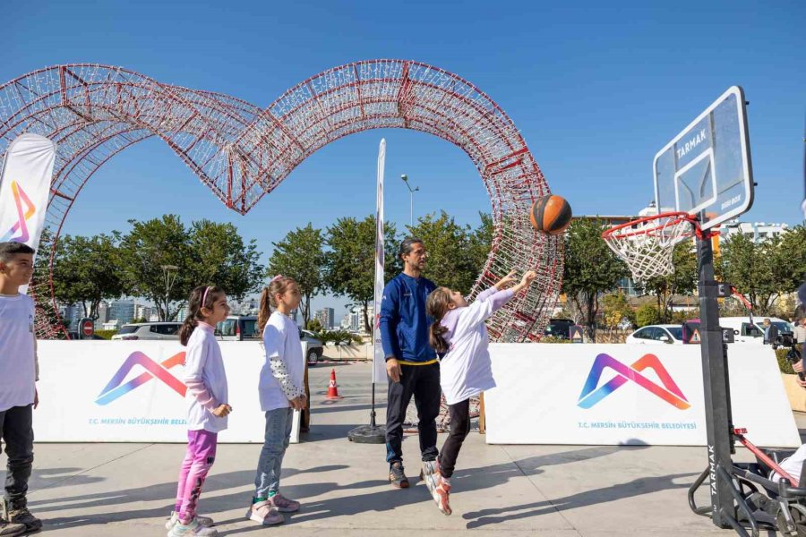 ’sporbüs’ Alışveriş Merkezinde Çocuklarla Buluştu