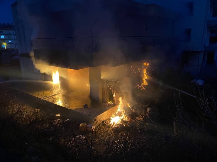 Babasının Evini Yakıp, Elinde Av Tüfeğiyle İtfaiyecilerin Yangına Müdahalesini Engelledi