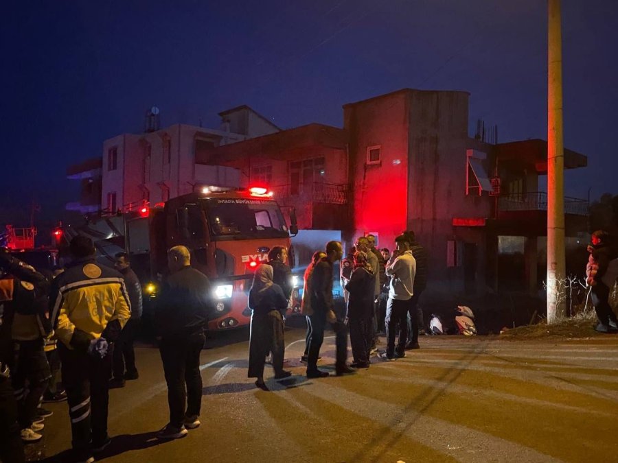 Babasının Evini Yakıp, Elinde Av Tüfeğiyle İtfaiyecilerin Yangına Müdahalesini Engelledi