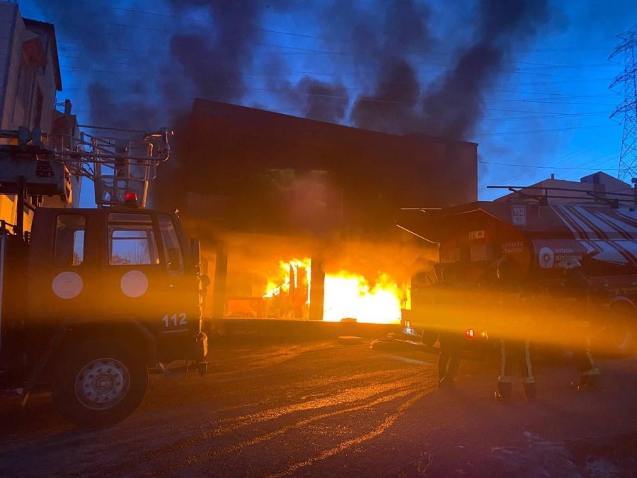 Babasının Evini Yakıp, Elinde Av Tüfeğiyle İtfaiyecilerin Yangına Müdahalesini Engelledi