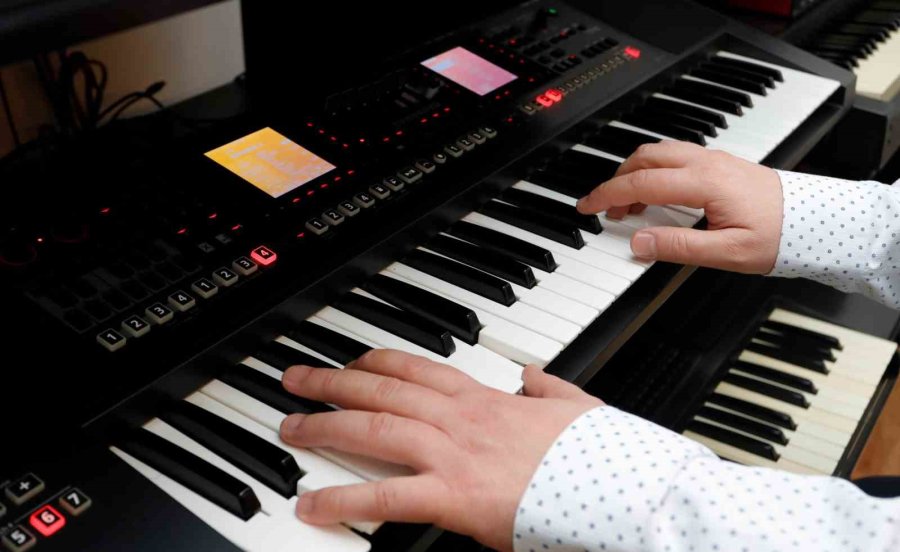 40 Yıllık Müzik Aşkını, Nostaljik Müzik Klavyeleri İle Taçlandırdı