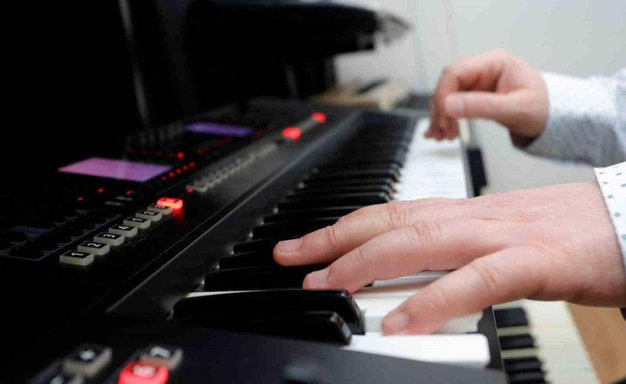 40 Yıllık Müzik Aşkını, Nostaljik Müzik Klavyeleri İle Taçlandırdı