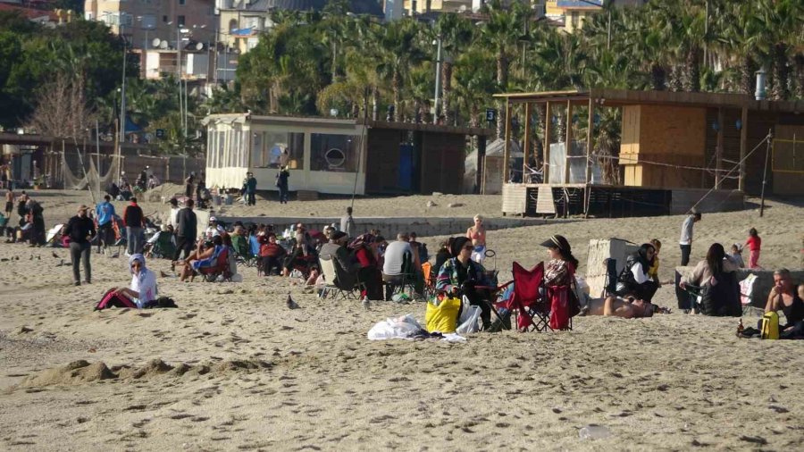 Alanya’da Sıcaklıklar 20 Derecenin Üzerine Çıktı, Plajlar Doldu