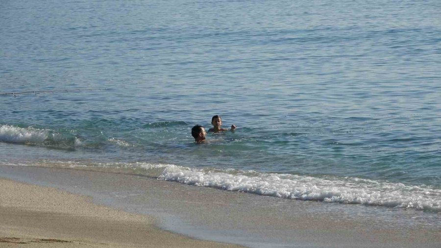 Alanya’da Sıcaklıklar 20 Derecenin Üzerine Çıktı, Plajlar Doldu