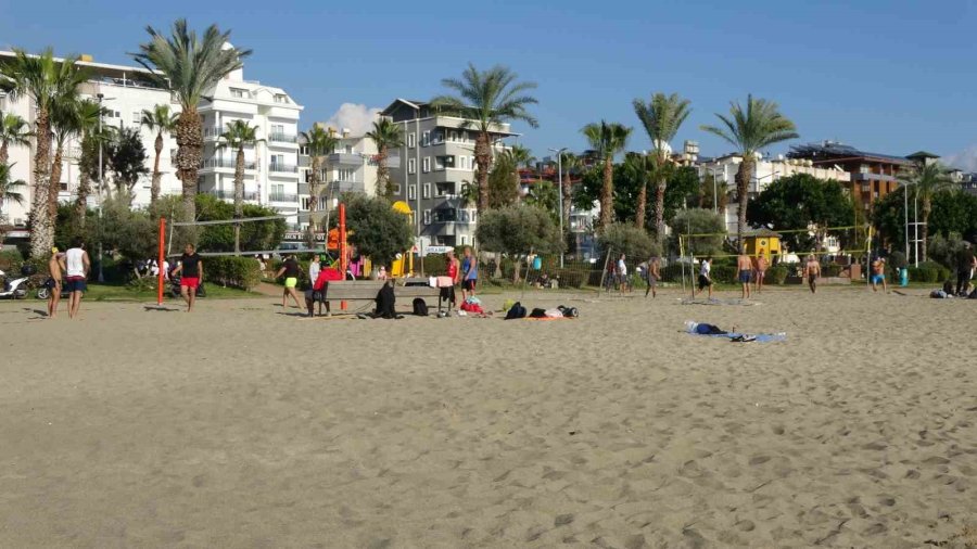 Alanya’da Sıcaklıklar 20 Derecenin Üzerine Çıktı, Plajlar Doldu