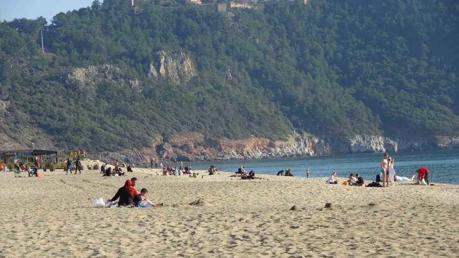 Alanya’da Sıcaklıklar 20 Derecenin Üzerine Çıktı, Plajlar Doldu
