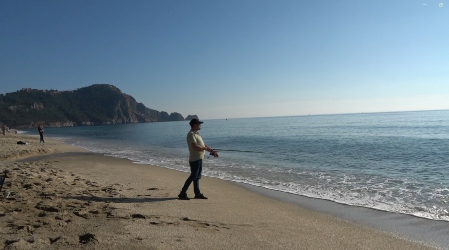 Alanya’da Sıcaklıklar 20 Derecenin Üzerine Çıktı, Plajlar Doldu