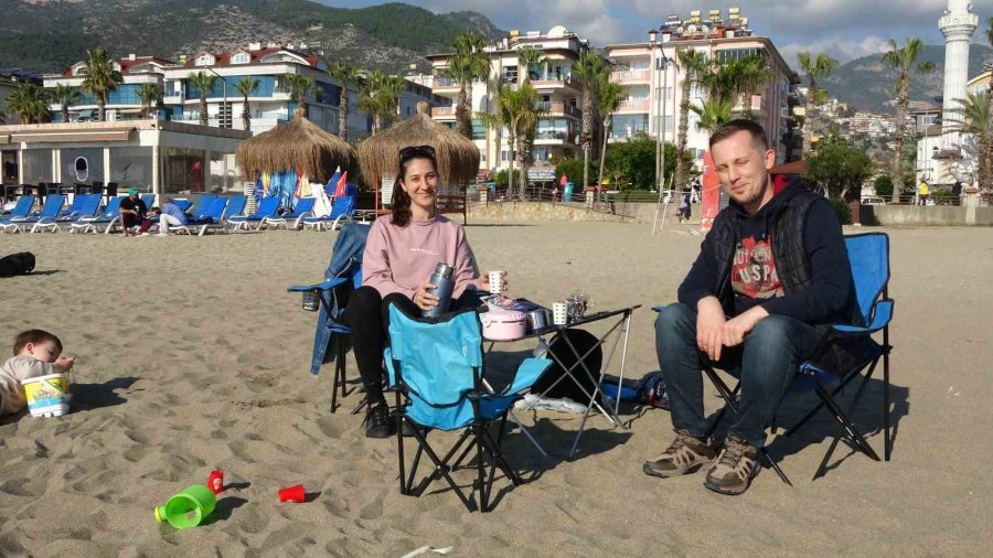 Alanya’da Sıcaklıklar 20 Derecenin Üzerine Çıktı, Plajlar Doldu