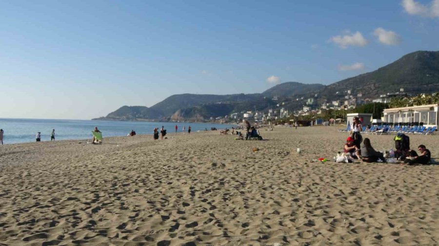 Alanya’da Sıcaklıklar 20 Derecenin Üzerine Çıktı, Plajlar Doldu