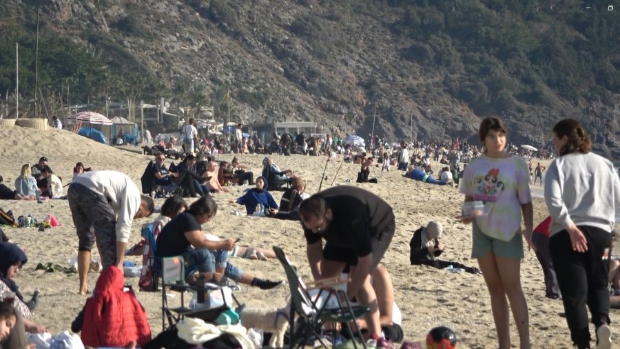 Alanya’da Sıcaklıklar 20 Derecenin Üzerine Çıktı, Plajlar Doldu
