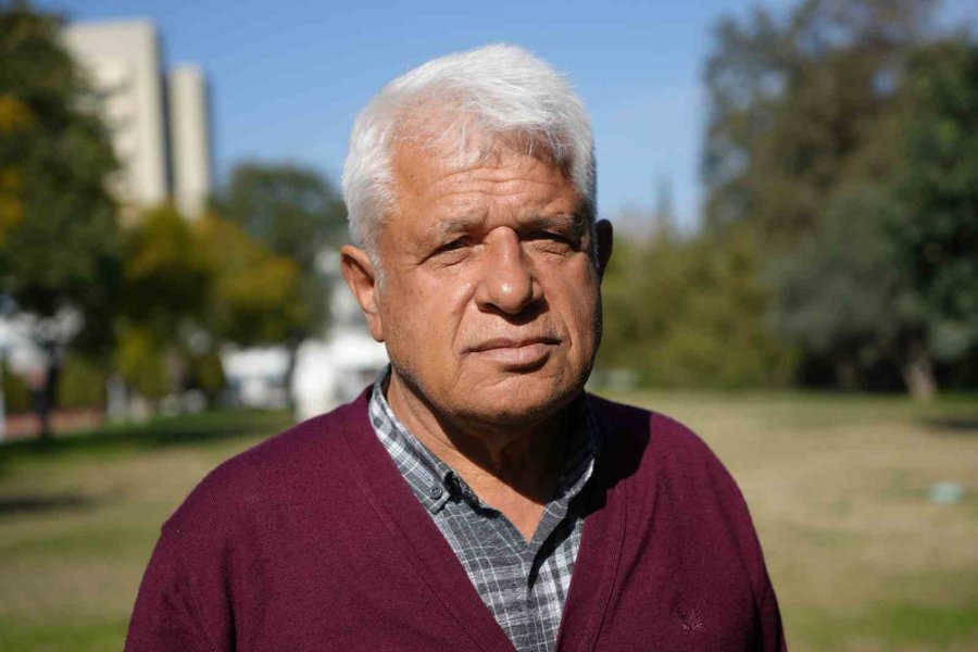 Su Altına Dalan Profesör, 2 Balığın Hayatını Kurtardı