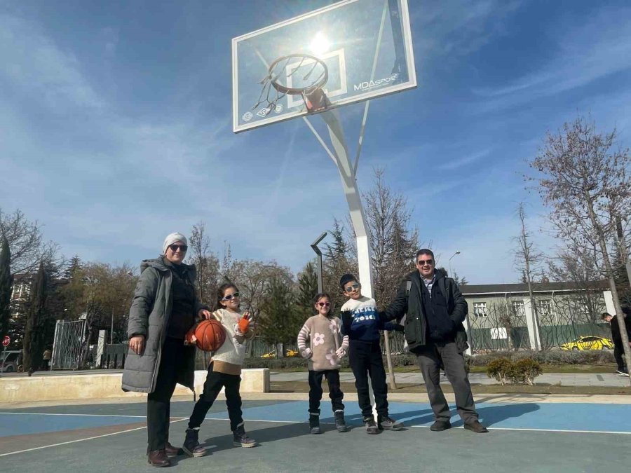 Çocuklar Parklarda Güzel Havanın Tadını Çıkardı