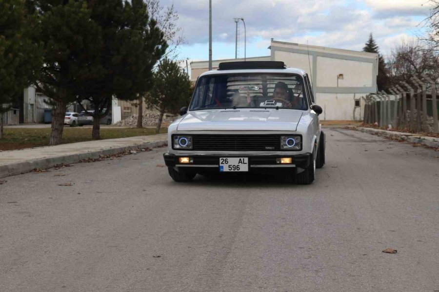 Sıfır Araçlarda Olmayan Cam Tavanı 34 Yaşındaki Aracına Yaptırdı