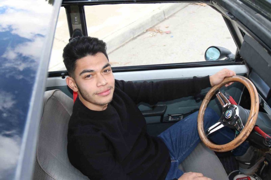 Sıfır Araçlarda Olmayan Cam Tavanı 34 Yaşındaki Aracına Yaptırdı