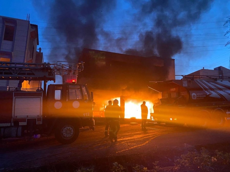 Babasının Evini Yakıp, Elinde Av Tüfeğiyle İtfaiyecilerin Yangına Müdahalesini Engelledi
