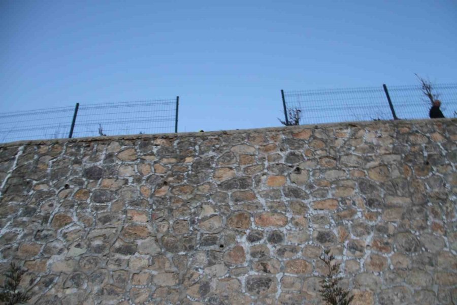 Konya’da Seyir Tepesinde Fotoğraf Çekmek İsterken Düşen 2 Kişi Yaralandı