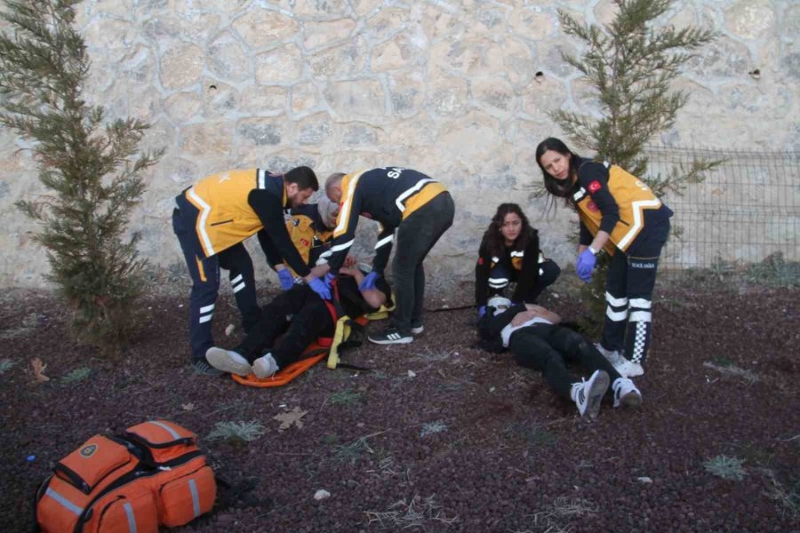 Konya’da Seyir Tepesinde Fotoğraf Çekmek İsterken Düşen 2 Kişi Yaralandı